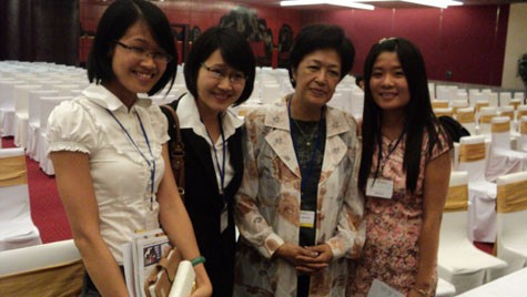 Bà Tôn Nữ Thị Ninh cùng các sinh viên tại Hội thảo VietAbroader